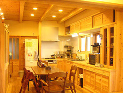 自然素材のお家　木製窓　手造りキッチン　木のお家　薪ストーブ　学童　子供たち(熊本　御船町）サムネイル